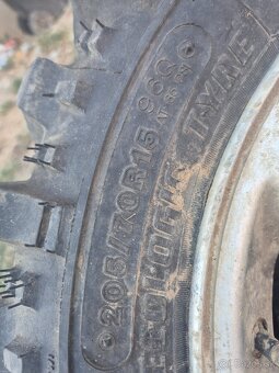 Predám t3 pneu 205/70 r15 - 2