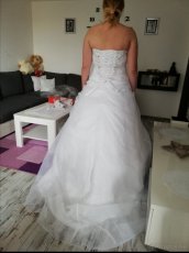 Krásne svadobné šaty so závojom - 2