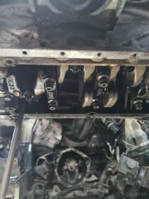 Predám polomotor 646 mercedes + náhradné diely - 2