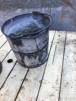 STARé KOVOVé MALé VEDRá AKO DEKORáCIA - 2