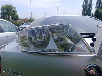 Škoda Octavia 2 predné ľavé a pravé svetlo - 2