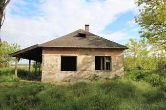 Rodinný dom s veľkým pozemkom na samote pri obci Číčov - 2