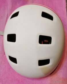 Predám zabalené Detské chrániče a dve detské prilby. - 2