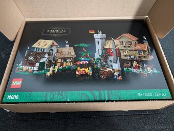 LEGO 10332 Icons  Medieval Town Square - 2