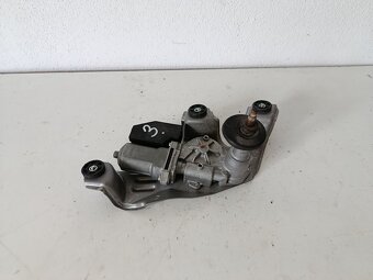 motorcek stieracov zadny auris 8513002050 50€ - 2