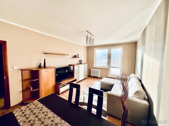 Na prenájom slnečný  3ibyt s balkónom a pekným výhľadom v BB - 2