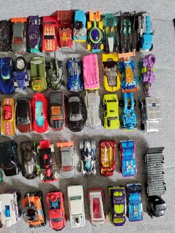 Hot Wheels autíčka 77ks - 2