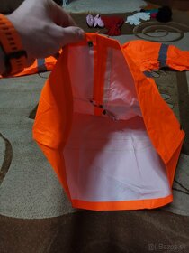 ORANŽOVÝ KABÁT
- 2