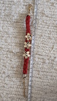 Červený náramok s kvietkami - 2