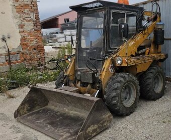 Smykom riadený nakladač Unc 060 - 2