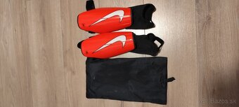Futbalové chrániče Nike – veľmi zachovalé, bez poškodenia - 2