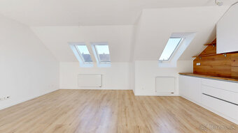 POLIANKY / Priestranný 3-izbový byt s loggiou a kuchynskou l - 2