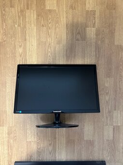 Predám počítač + 2X monitory + klavesnica + myš + joystick - 2