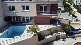 Vila s bazénom len 50 metrov od mora, pri Trogire Chorvátsko - 2