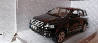 3 modely  SUV 1:43 WELLY - 2
