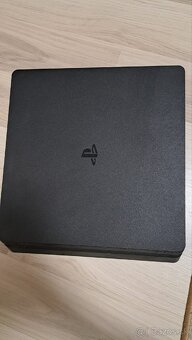 PS4 Slim(179€) s ovládačom, a 17 hrami.(430€) - 2