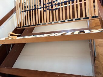 Predám manželskú posteľ s noč stolikmi a s 3 komodami - 2