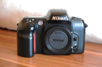 Nikon F60 s dátumovou stenou - 2