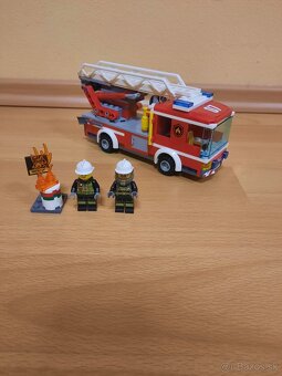 Lego City 60107 - Fire Ladder Truck - 2