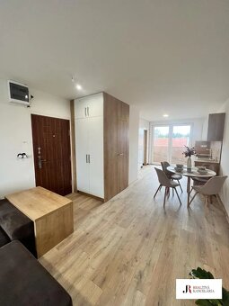 Novozrekonštruovaný zariadený 3 izbový byt v centre Komárna - 2