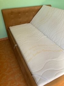 Predám manželskú posteľ so zánovnými matracmi - 2