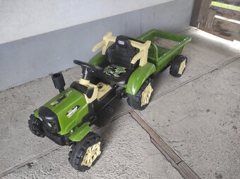 Elektrický traktor a auto. - 2