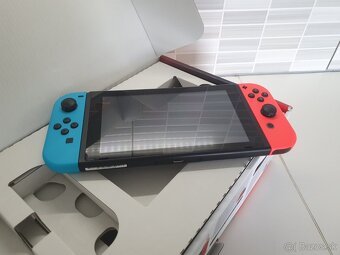 Nintendo Switch Červeno-modrý s hrou Super Smash Bros. - 2