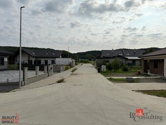 Na predaj krásny, veľký, rovinatý stavebný pozemok Hronsek, - 2