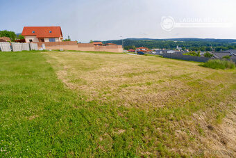 Stavebný pozemok 692 m2 – výborná poloha s výhľadom na hrad - 2
