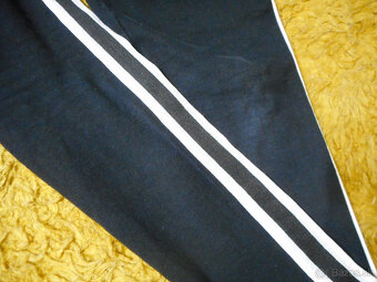 zateplené dievčenské legíny 146cm s pásikmi - 2