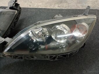 Mazda 3 2005r predné svetlá. - 2