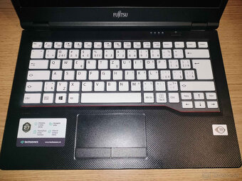 Fujitsu Lifebook E5411 - 2
