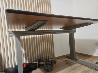 Pevny kancelaraky stol - 2