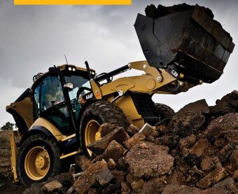 Strojník na traktorbager CAT 444F2 - 2