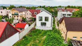 Moderný a priestraný 4-izbový dom (114 m2) na pozemku... - 2
