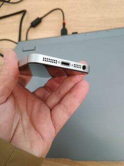 Apple iPhone SE 32GB - 2