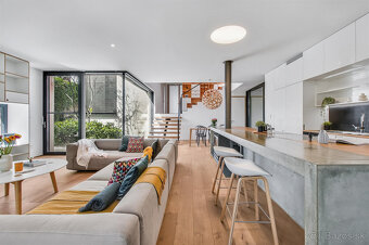 Moderný dom ukrytý za nenápadným vizuálom z ulice - 2