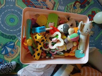 box plný hračiek - 2