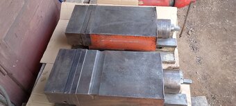 velke strojne zveraky 250mm - 2