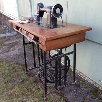 starý šijací stroj LADA - 2