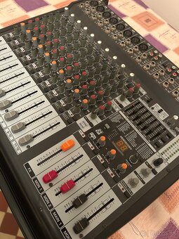 Power mix BEHRINGER PM4000 - 2