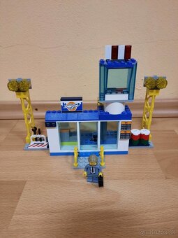 Lego City 60261 - Central Airport - 2
