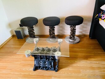 Stolik z bloku motora Audi - 2