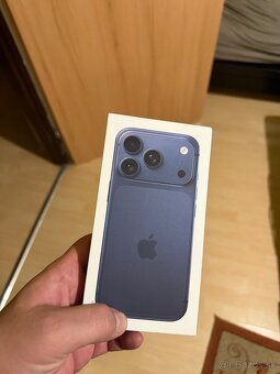 Predám iPhone 17 pro modrý 256gb - 2
