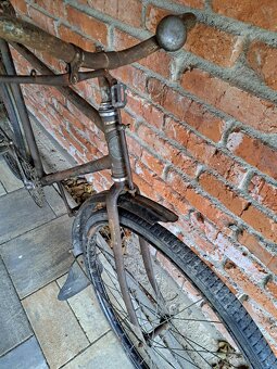 Historický  starý  bicykel - 2
