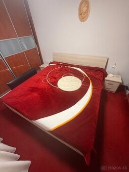 Zachovaná drevenná manželská posteľ so stolíkmi - 2