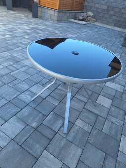 Predam okruhly stol - 2