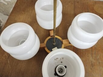 Drevené zábradlie, luster - 2