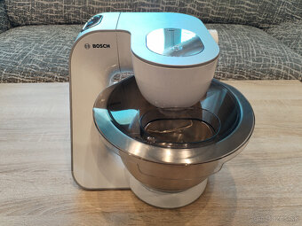 Predám kuchynský robot Bosch MUM 54240, motor 900 W - 2