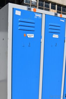 4-dverová šatníková skriňa s dlhými dverami a nožičkami - 2